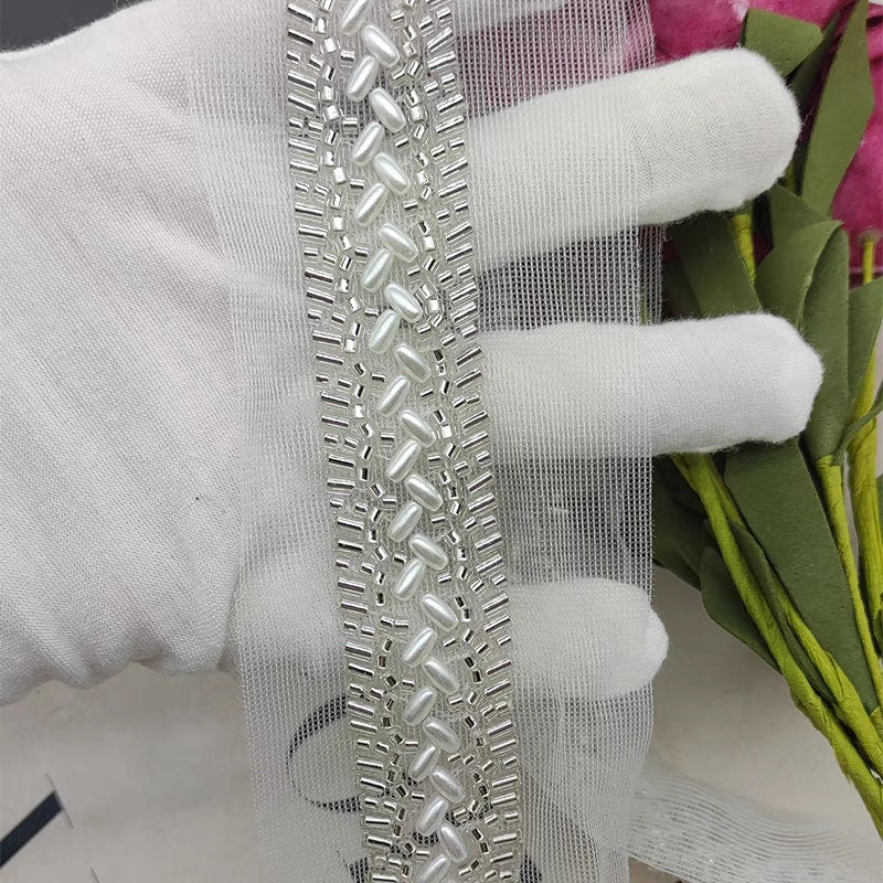 Bordure en dentelle faite main avec perles et rocailles : embellissement pour costume de mariée