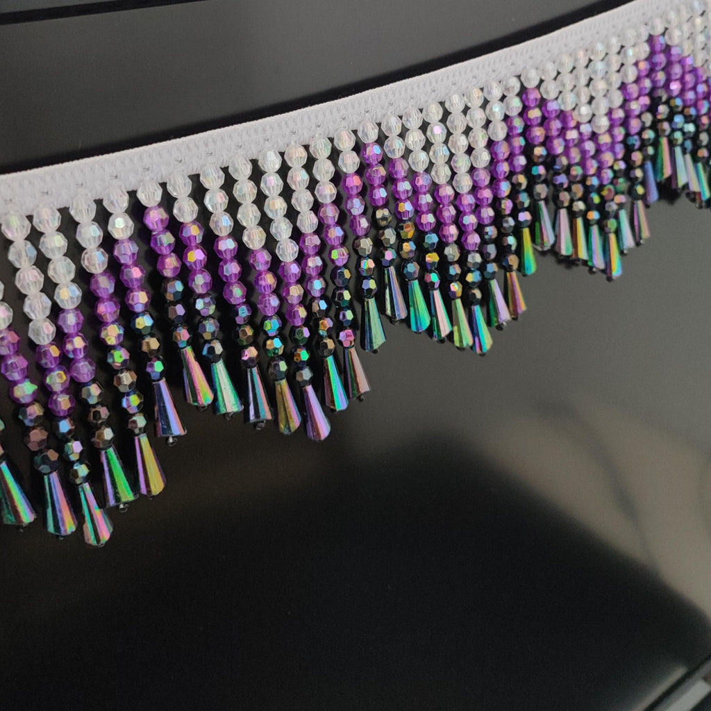 Handgemaakte kralenfranje van 1 meter lang en 9 cm breed met een ombré-effect in paars, geschikt als lampenkapfranje of voor het maken van een gordijn of kostuum.