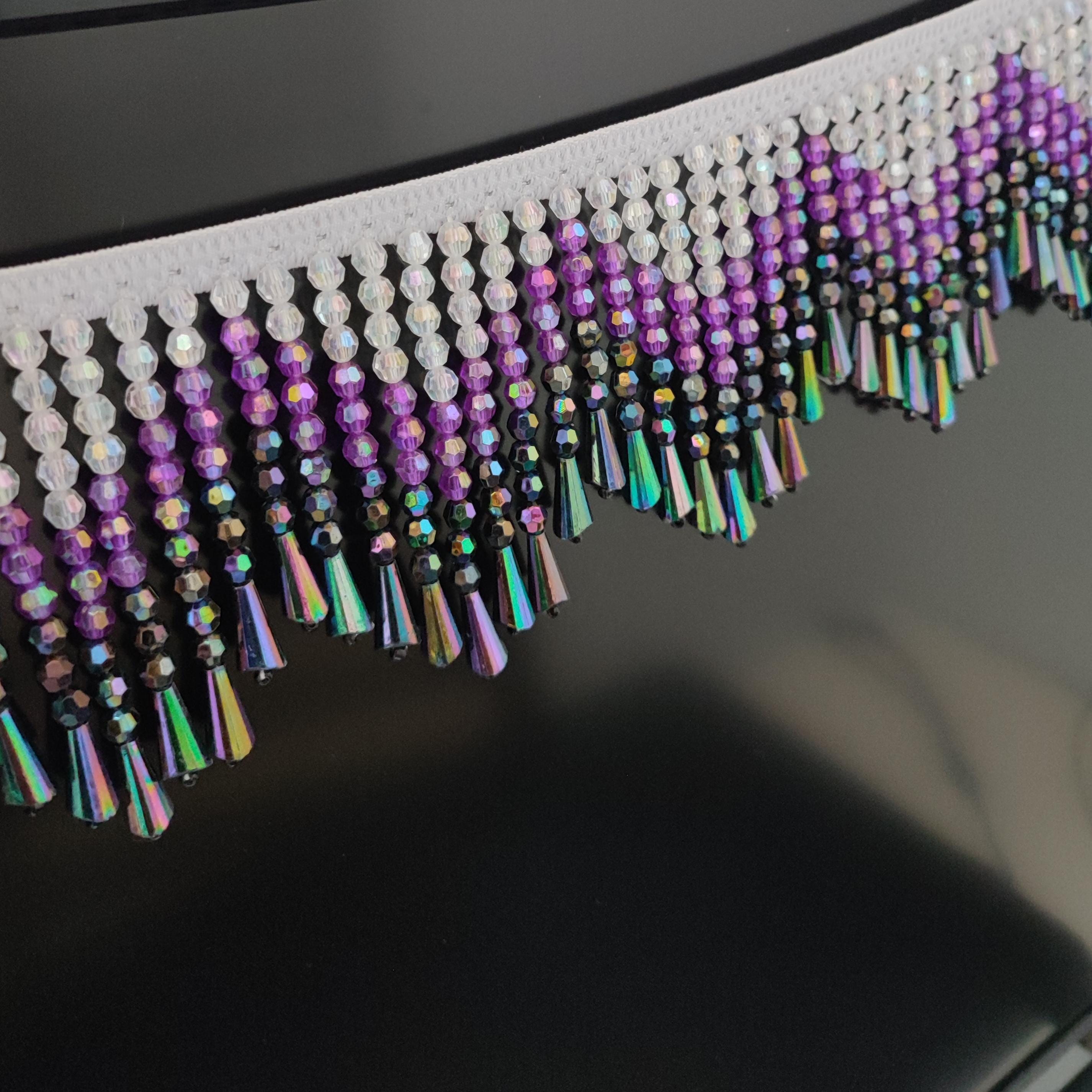 Handgemaakte kralenfranje van 1 meter lang en 9 cm breed met een ombré-effect in paars, geschikt als lampenkapfranje of voor het maken van een gordijn of kostuum.