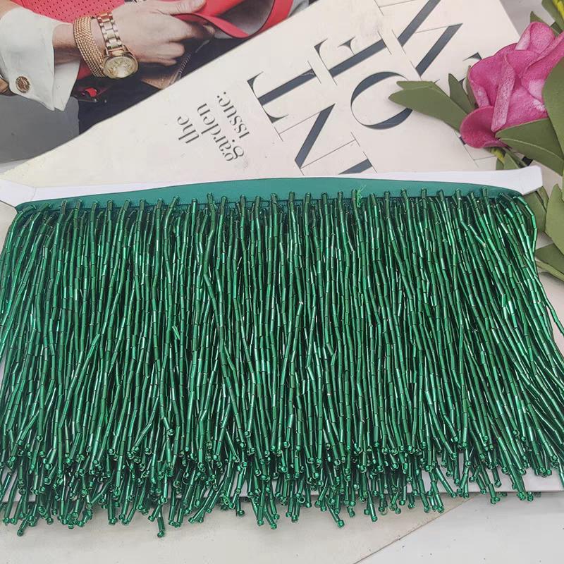 Frange perlée entièrement composée de perles tubulaires, 90 cm de long et 10 cm de large. Idéale pour la décoration de robes et costumes, ou pour abat-jour. Disponible en 10 couleurs différentes.