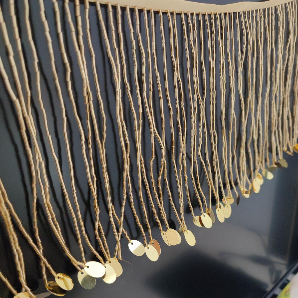 Handgemaakte franje van 90 cm lang en 15 cm breed met gouden kraaltjes en pailletten, geschikt als dansgordijn of lampenkap.