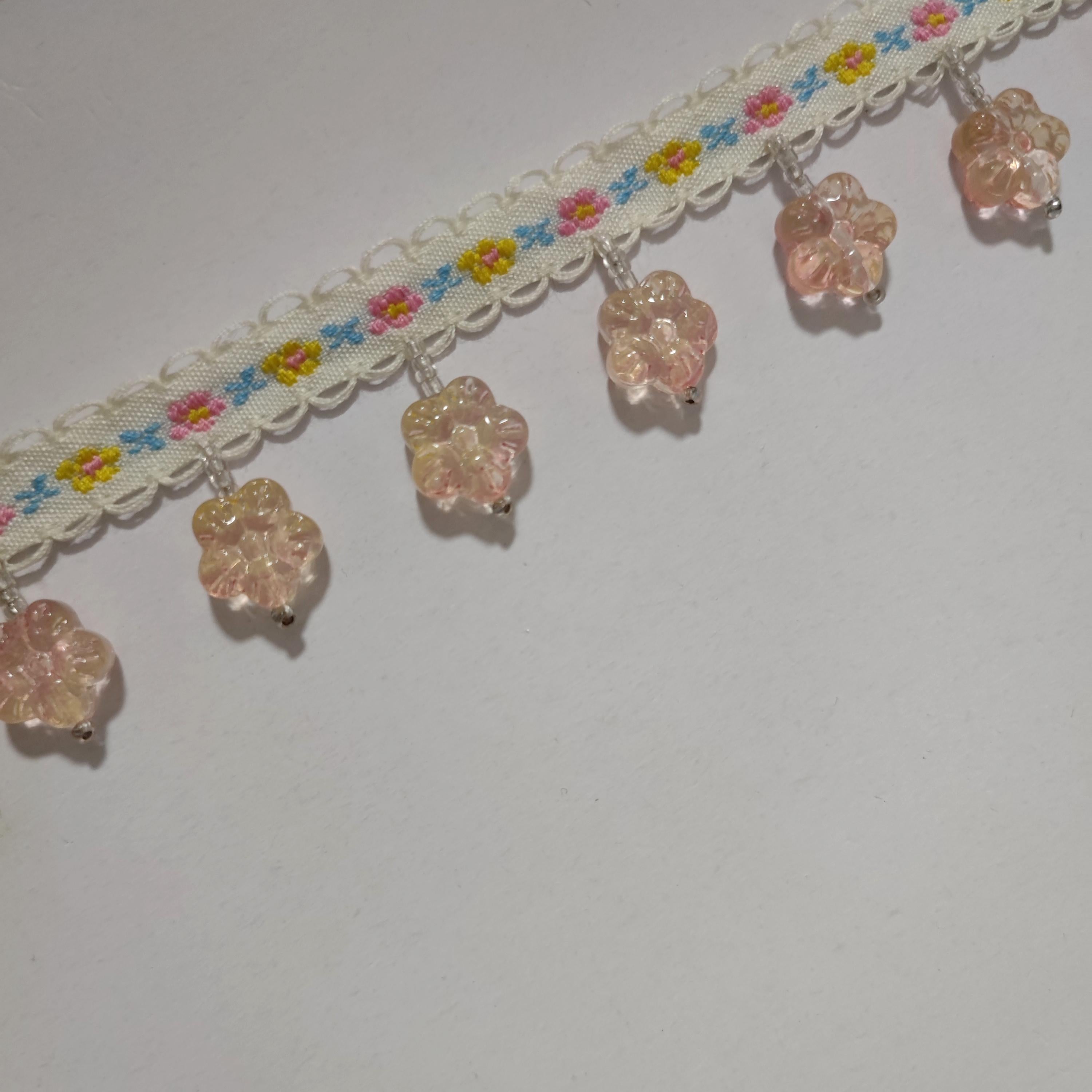 Bloemenlintfranje met geglazuurde bloemkralen (3 cm breed)