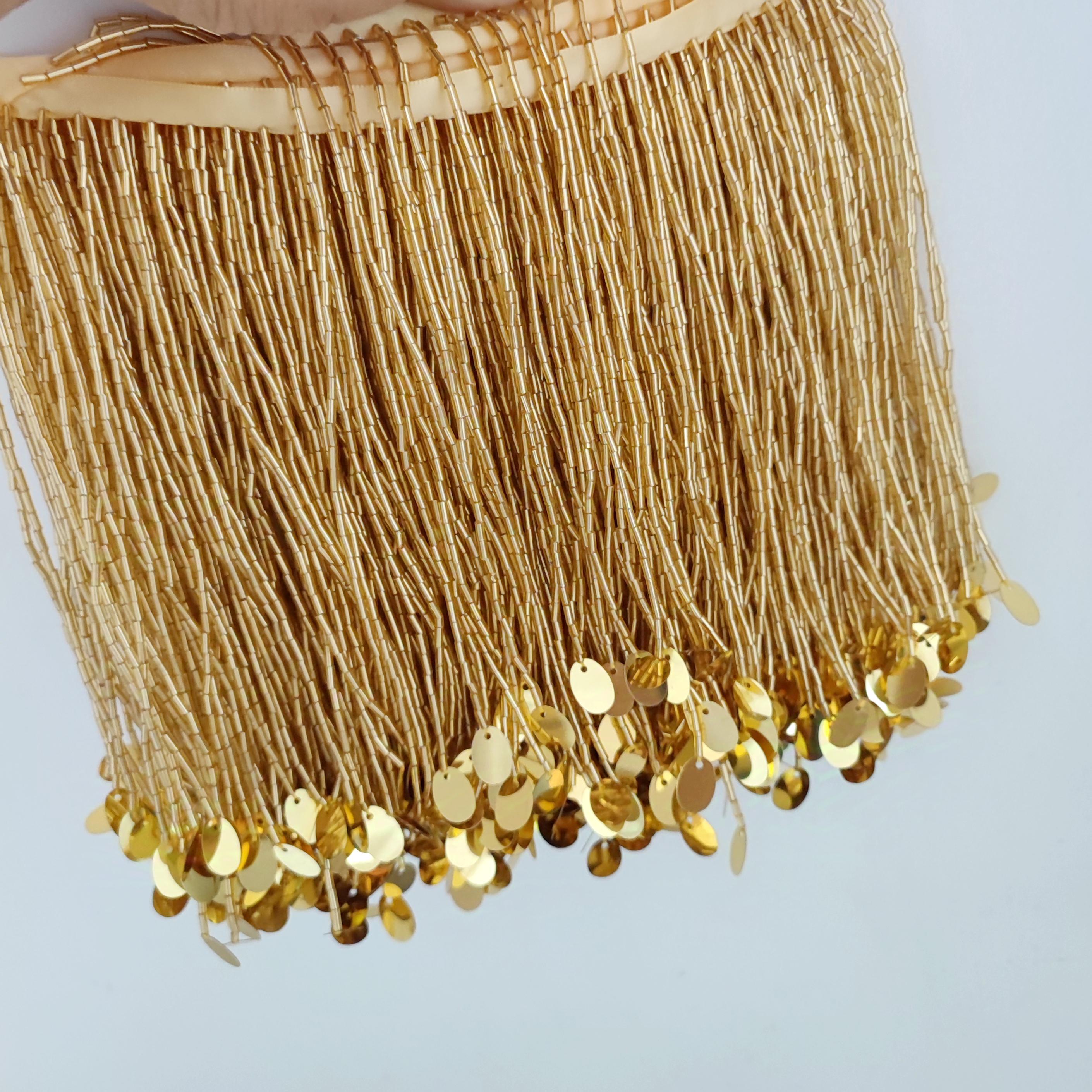 Handgemaakte franje van 90 cm lang en 15 cm breed met gouden kraaltjes en pailletten, geschikt als dansgordijn of lampenkap.
