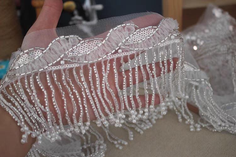 Witte kanten franje met kralen: versiering voor trouwjurken (1 m)