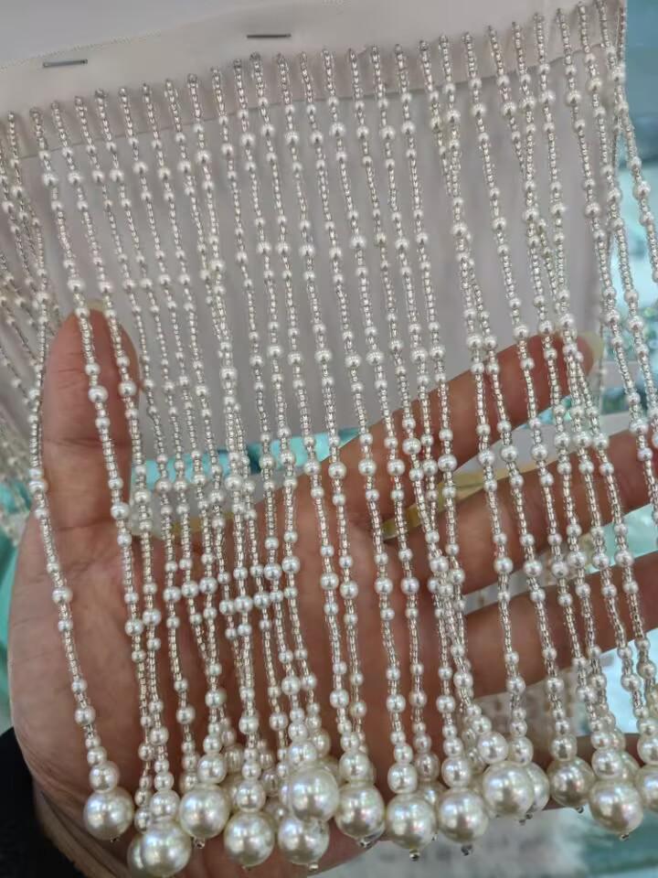 Handgemaakte 15 cm lange franje van parelmoer kralen: haute couture kostuumversiering