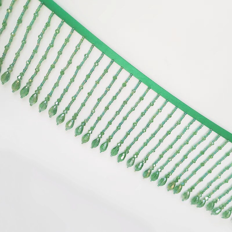 Handgemaakte kralenfranje van 90 cm lang en 8 cm breed met kristallen kralen, rood/peridot/kristal, geschikt als lampenkapfranje, jurkfranje of voor zelfgemaakte naaiprojecten.