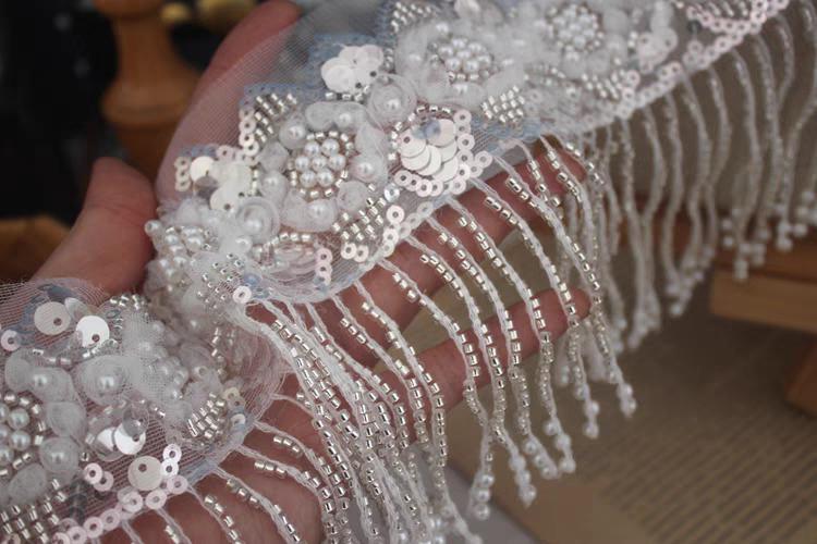 Witte kanten franje met kralen: versiering voor trouwjurken (1 m)