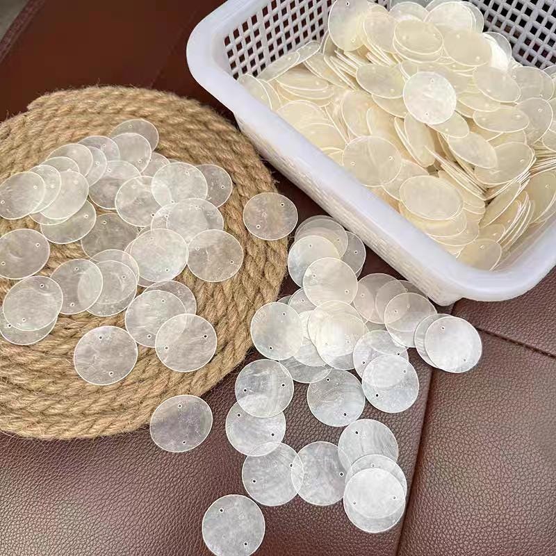 50 disques de nacre naturelle, transparents, en forme d'arbre, de papillon, de cœur, de larme et de fleur.