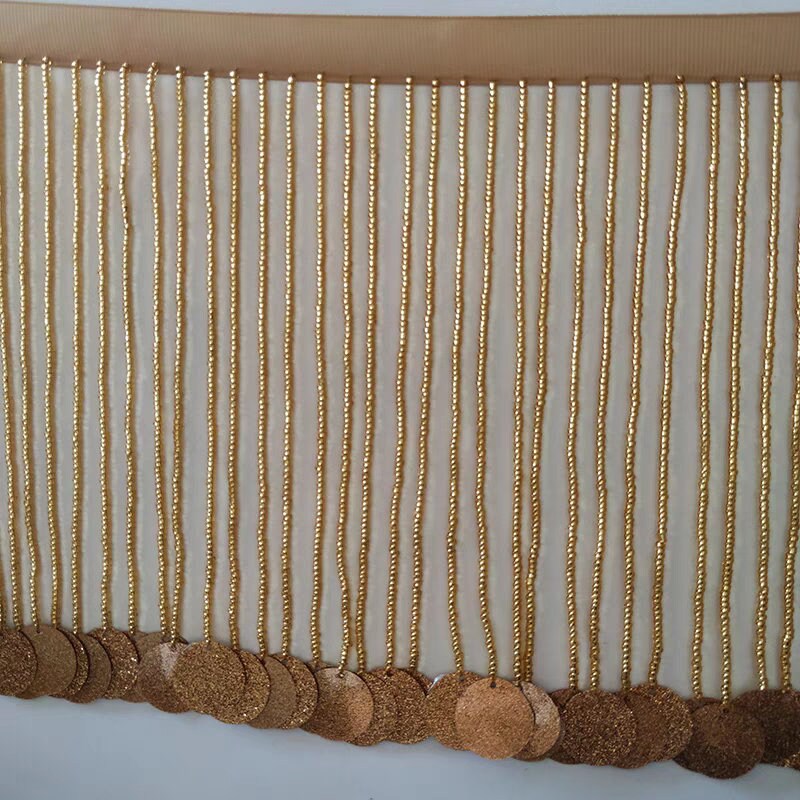 Frange perlée de 15 cm de large avec sequins et perles, idéale pour décorer robes, costumes et abat-jour. Couleurs disponibles : argent, or, vert, noir, rouge, marron. Possibilité de personnalisation (autres couleurs).