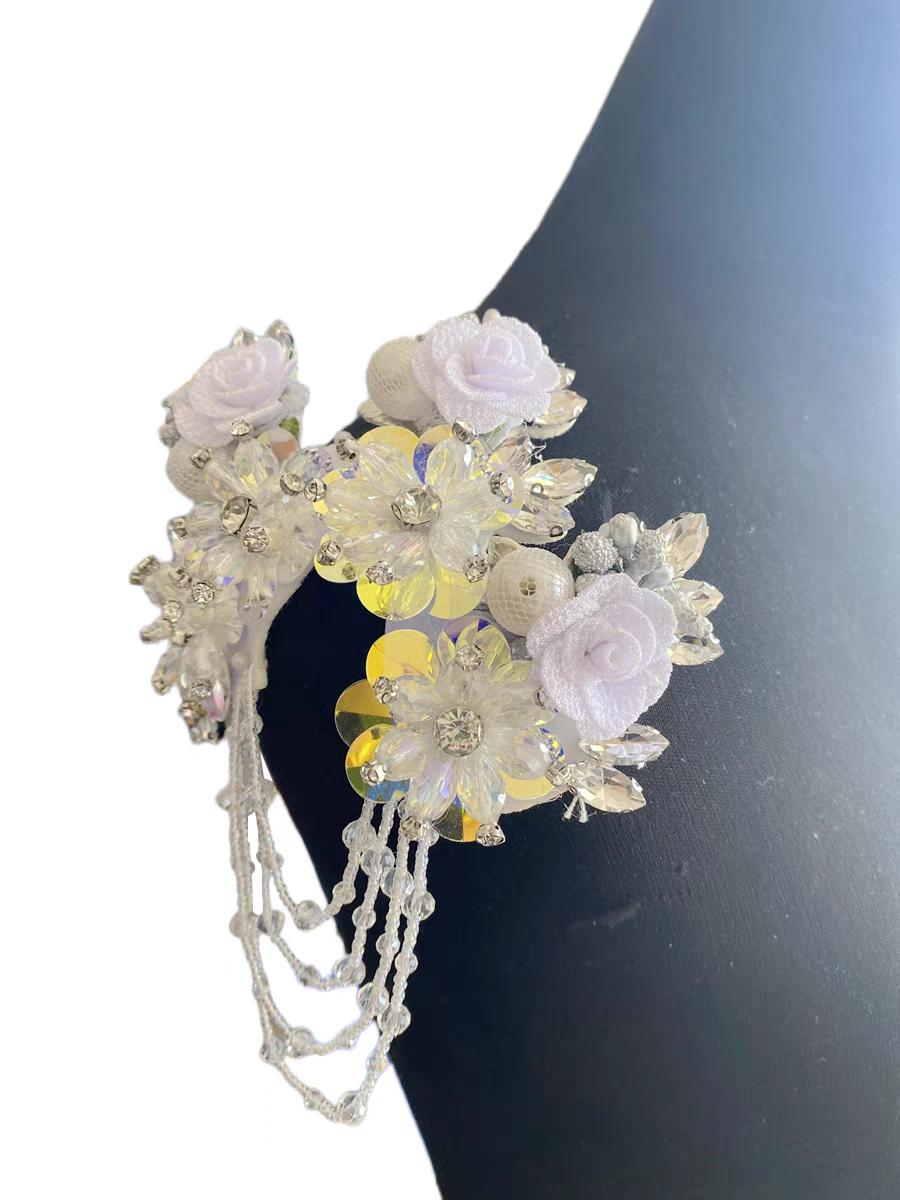 Écusson floral à sequins et perles : Applique en acrylique avec pierres précieuses (14 x 16 cm)