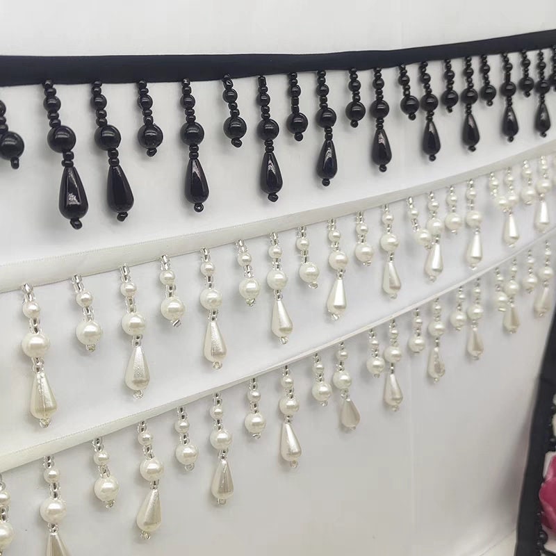 Handgemaakte cocktailfranje van parelkralen, 90 cm lang en 4,5 cm breed.