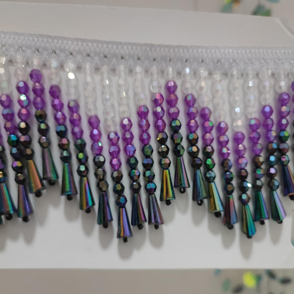 Handgemaakte kralenfranje van 1 meter lang en 9 cm breed met een ombré-effect in paars, geschikt als lampenkapfranje of voor het maken van een gordijn of kostuum.