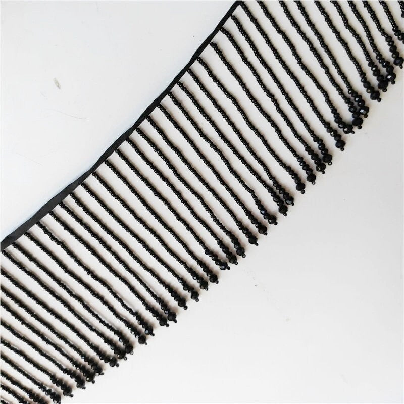 Frange perlée faite main de 90 cm de long et 10,5 cm de large, ornée de perles de rocaille et de perles de cristal. Idéale pour abat-jour, robe de mariée ou rideau.