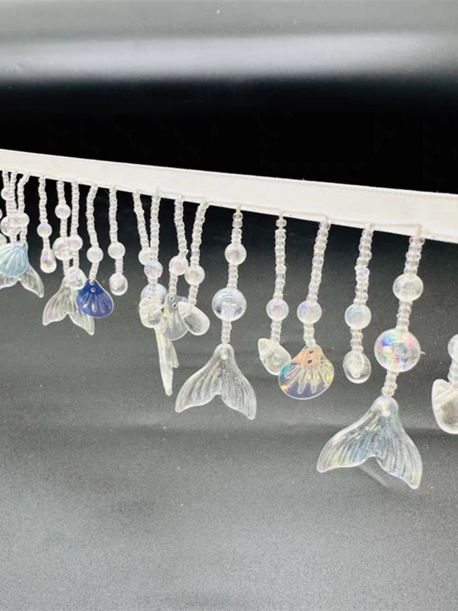 Handgemaakte franje van schelpjes, pailletten en plastic viskralen, 90 cm lang en 5 cm breed, geschikt als lampenkapfranje of knutselfranje voor kinderen.