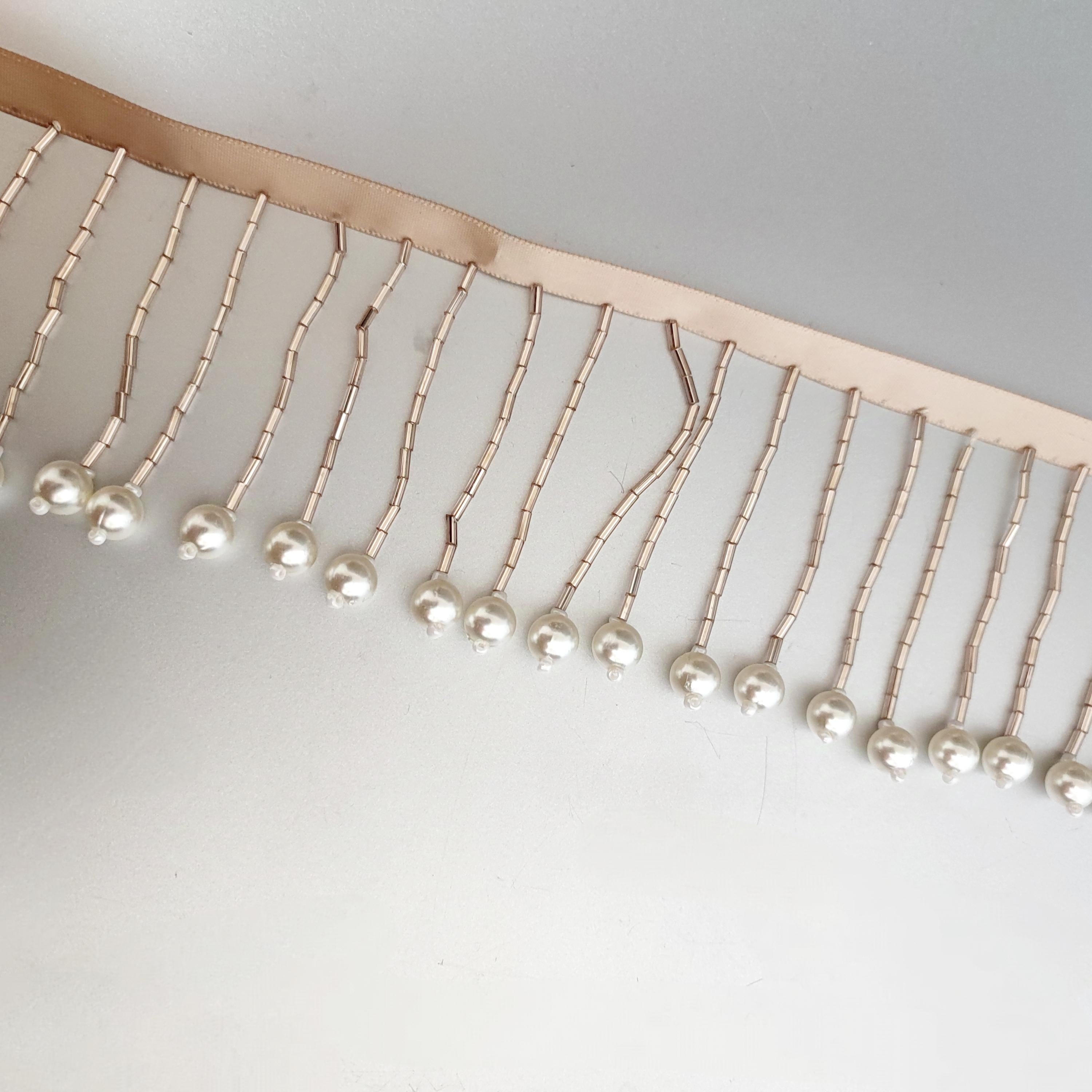 Frange perlée faite main de 90 cm de long et 8 cm de large, composée de perles tubulaires et de perles de culture. Idéale pour abat-jour, rideaux, robes, etc.