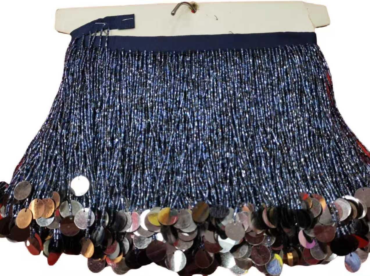 Frange perlée de 15 cm de large avec sequins et perles, idéale pour décorer robes, costumes et abat-jour. Couleurs disponibles : argent, or, vert, noir, rouge, marron. Possibilité de personnalisation (autres couleurs).