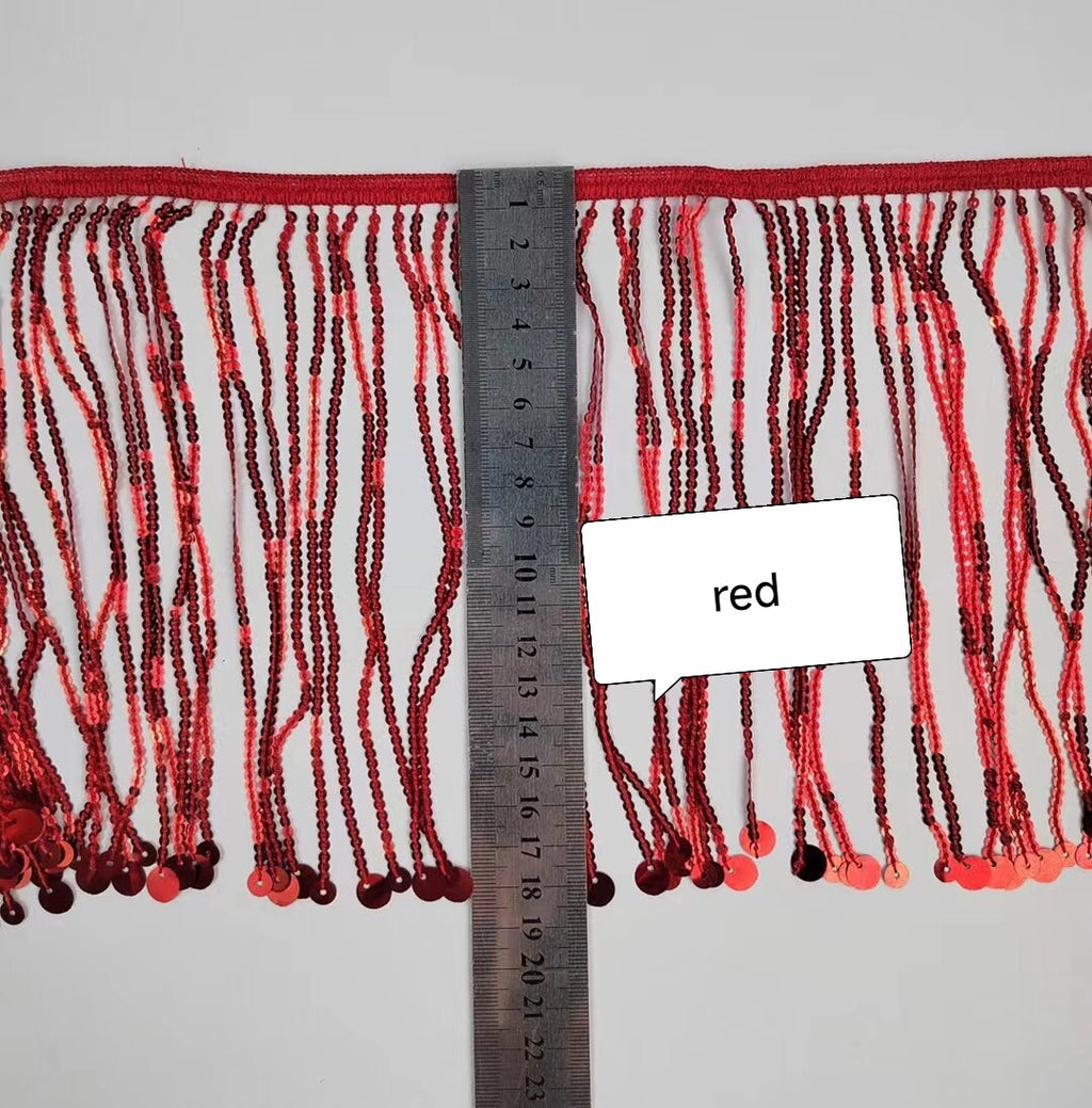 15 yards (ca. 14 meter) glinsterende, 18 cm brede, bandloze, dikke zilveren paillettenfranje, verkrijgbaar in verschillende kleuren.