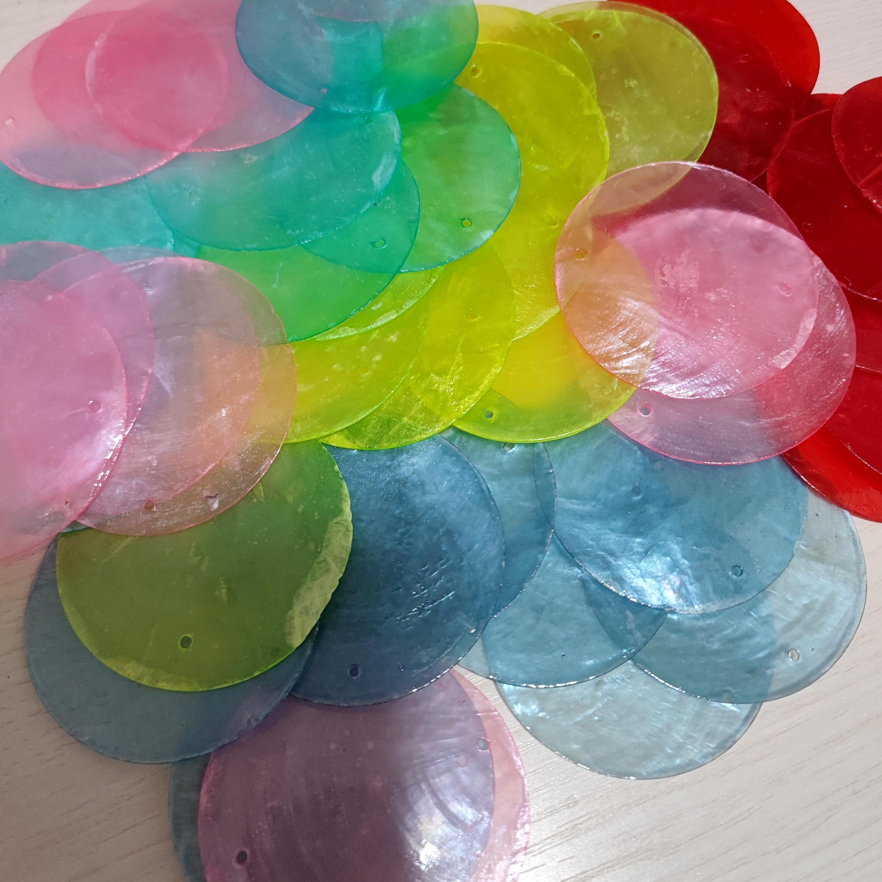 assortiment de 50 disques de nacre teintée de 50 mm, couleurs assorties : rouge, rose, jaune fluo, bleu marine, bleu brume, rose vif, transparent, or clair et noir.