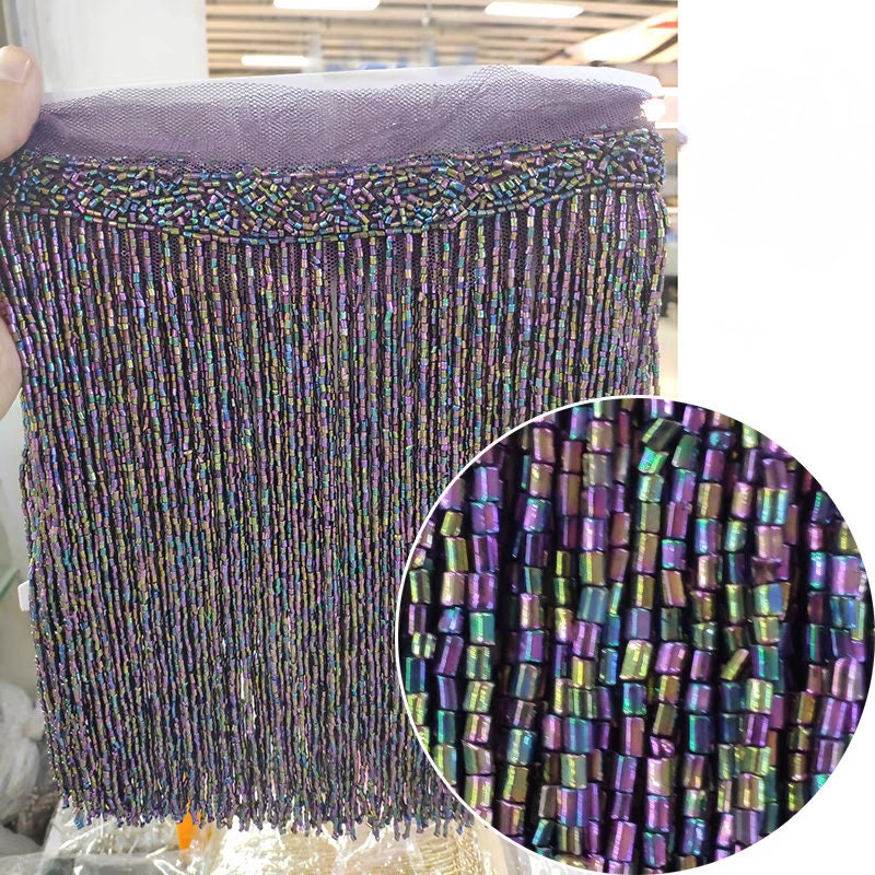 Handgemaakte kralenfranje van 180 cm lang en 25 cm breed, gemaakt van 2 gesneden zaadkralen. Geschikt als franje voor lampenkappen, trouwjurken, kostuums, doe-het-zelf decoratie of kwastjes. Verkrijgbaar in 10 verschillende kleuren.