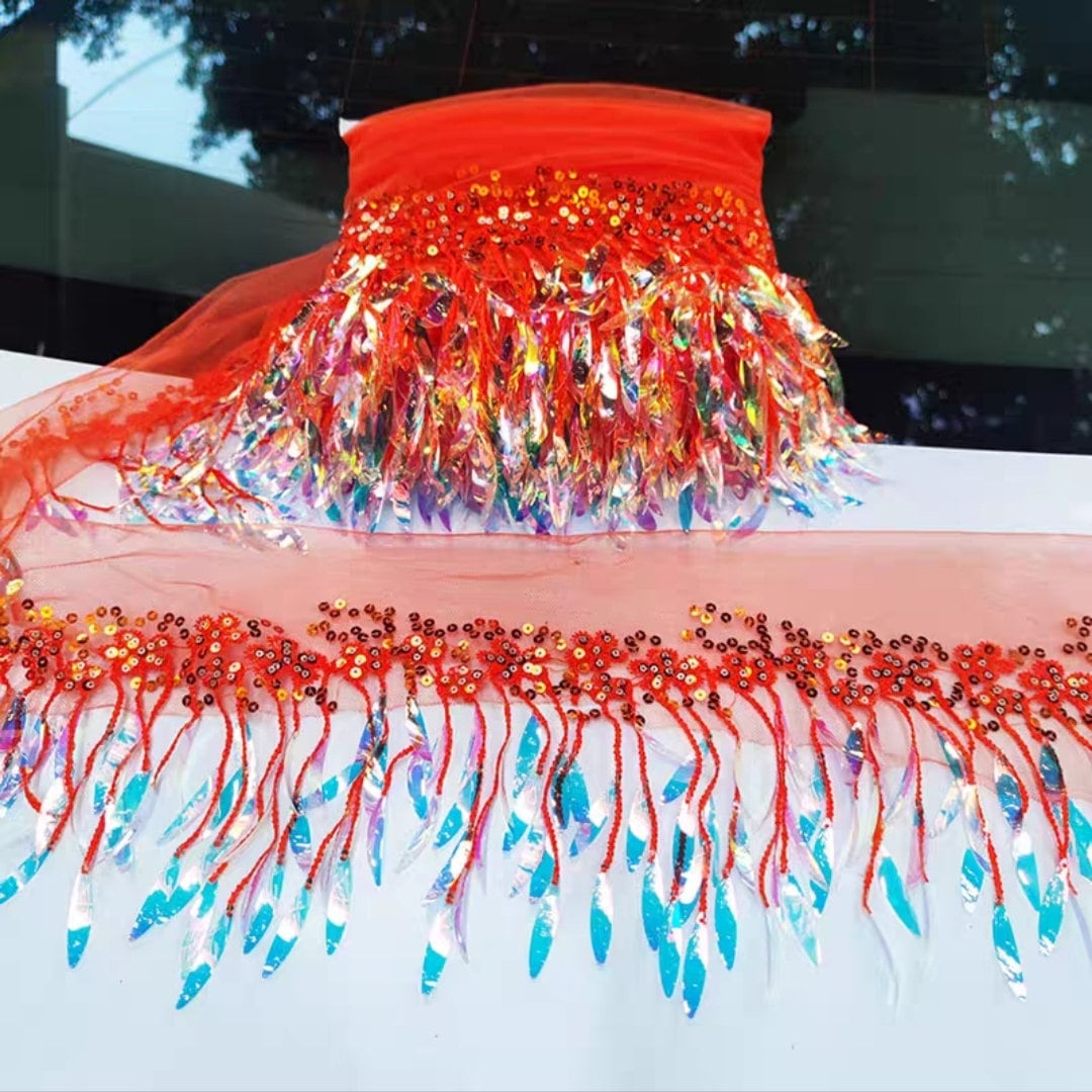 Wasbare paillettenfranjes van 10 meter en 15 cm breed, geschikt voor jurken, kettingen, danskleding en lampenkappen. Verkrijgbaar in 12 verschillende kleuren.