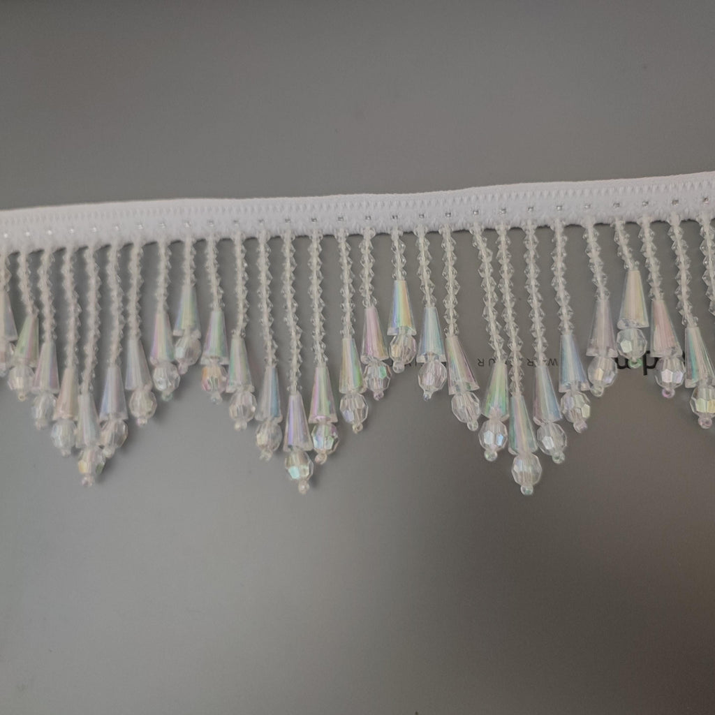 Handgemaakte franje van 1 meter lange en 8 cm brede iriskralen van transparant plastic met een chevronpatroon, geschikt voor lampenkappen, gordijnen, naaiprojecten en decoratie.