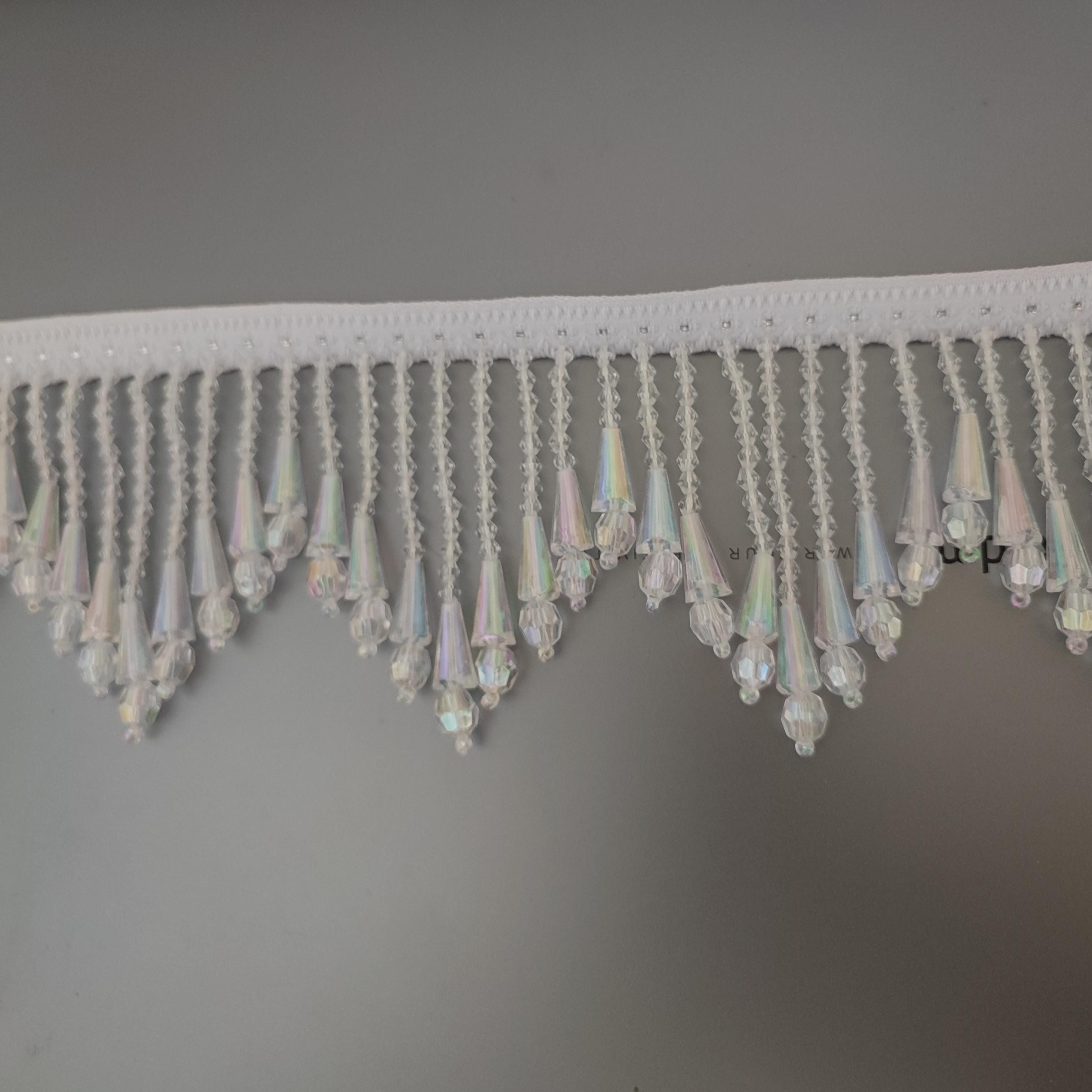 Handgemaakte franje van 1 meter lange en 8 cm brede iriskralen van transparant plastic met een chevronpatroon, geschikt voor lampenkappen, gordijnen, naaiprojecten en decoratie.