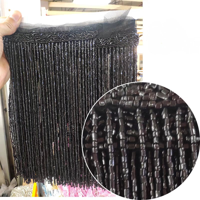 Handgemaakte kralenfranje van 180 cm lang en 25 cm breed, gemaakt van 2 gesneden zaadkralen. Geschikt als franje voor lampenkappen, trouwjurken, kostuums, doe-het-zelf decoratie of kwastjes. Verkrijgbaar in 10 verschillende kleuren.
