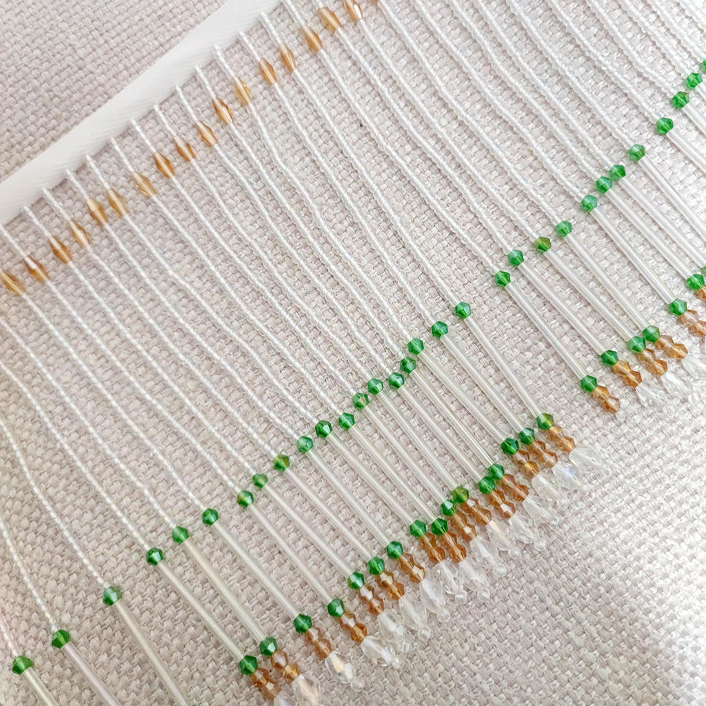 Handgemaakte kralenfranje van 90 cm lang en 15 cm breed, gemaakt van zaadkralen en kristallen kralen, ideaal voor het versieren van een lampenkap. Verkrijgbaar in 2 verschillende kleuren.