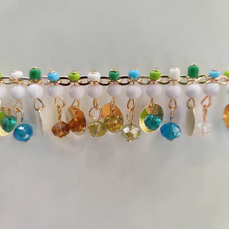 Chaîne à franges faite main, 90 cm de long, 3 cm de large, ornée de perles de cristal et de sequins métalliques.