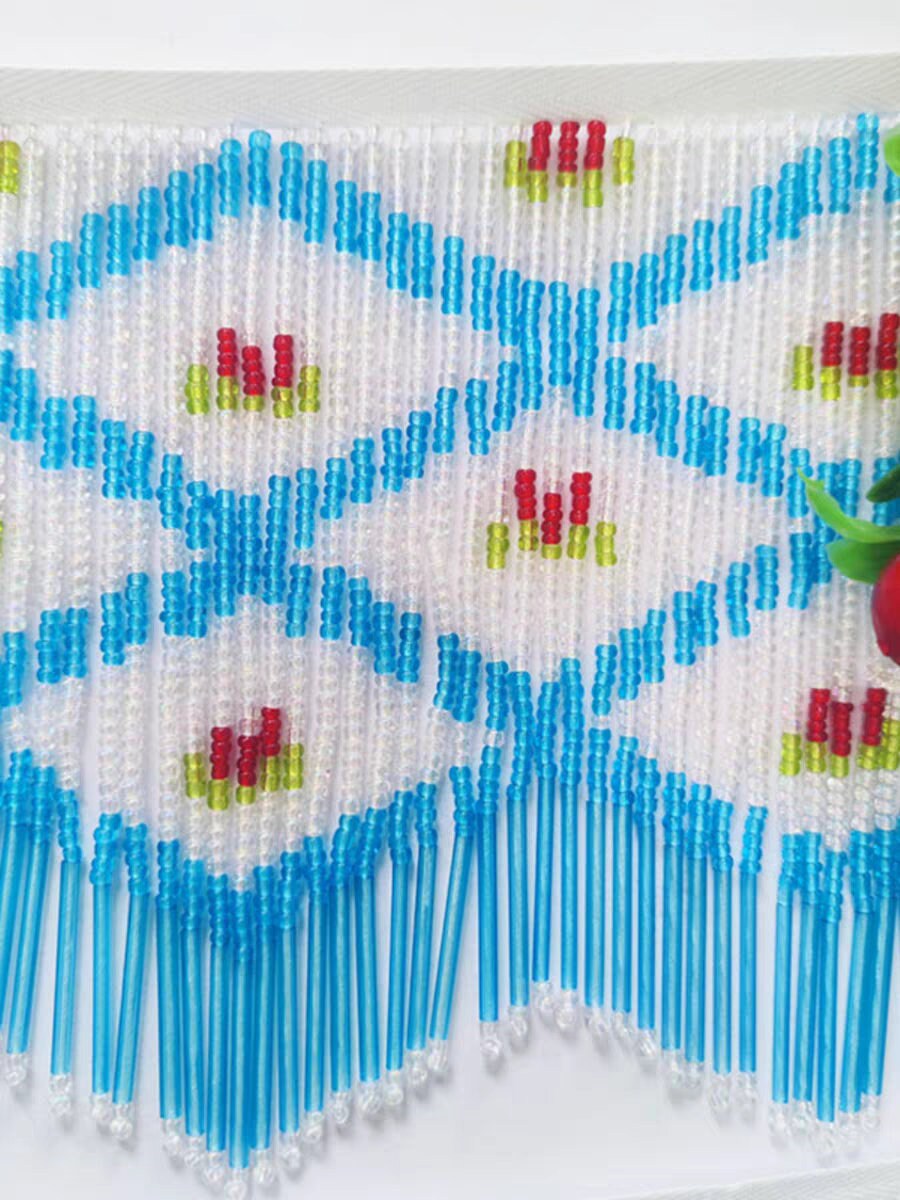 Handgemaakte gordijnfranjes met ruitpatroon en bloemenmotief, 91 cm lang en 15 cm breed, versierd met kralen en franjes, geschikt als lampenkapfranje. Ideaal voor doe-het-zelf naaiprojecten en knutselwerkjes.