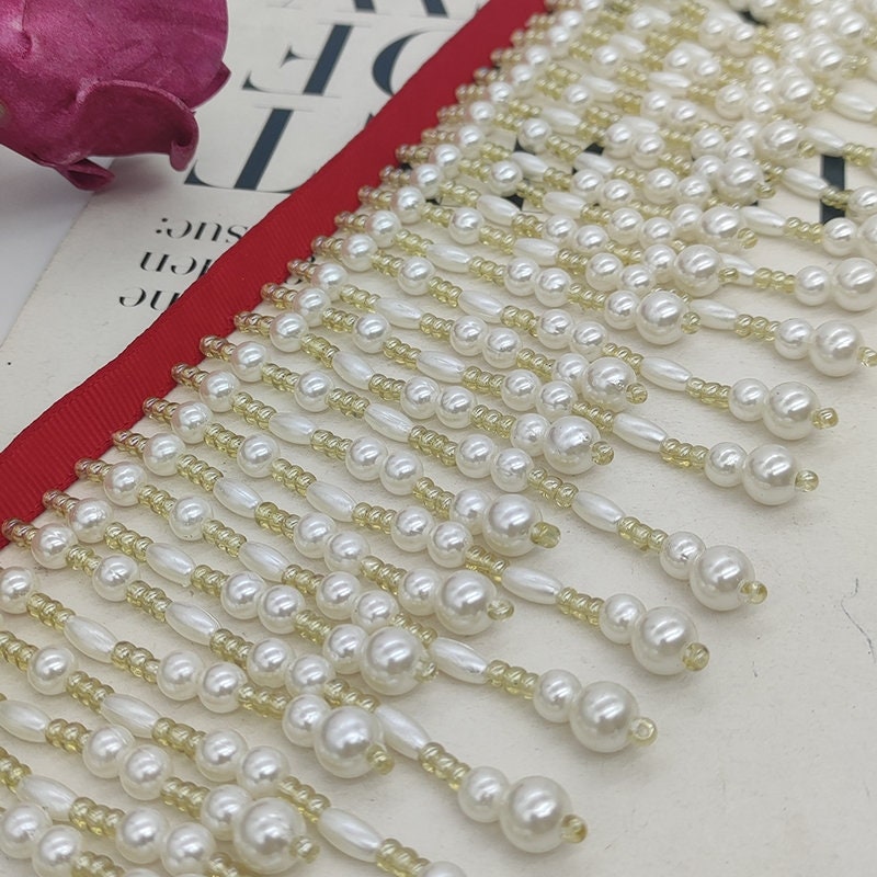 Frange perlée entièrement faite à la main, 90 cm de long et 10 cm de large, en perles de 3 couleurs différentes.