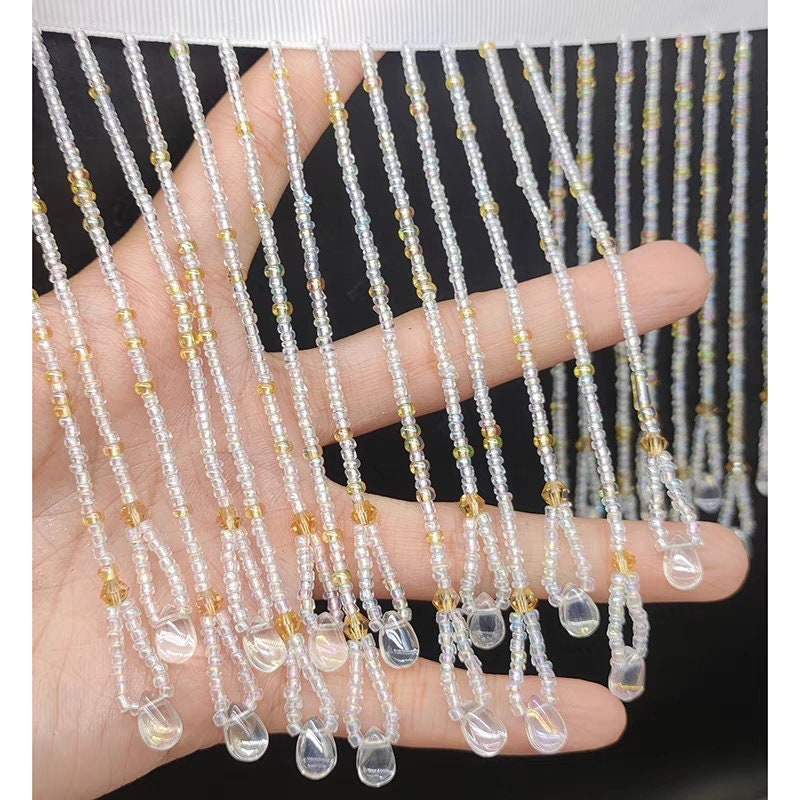 Handgemaakte kralenfranje van 12 cm brede kristallen kralen en kleine kraaltjes, goudkleurig en kristalhelder.