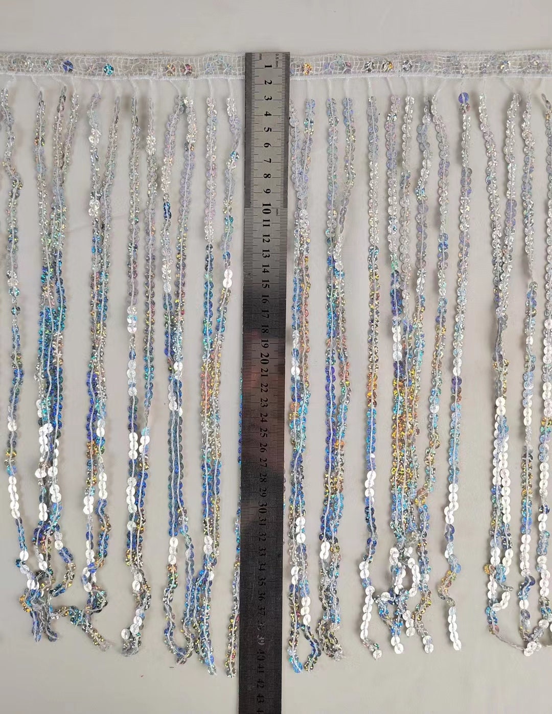 Frange à paillettes : 9 mètres, 40 cm de large, bandeau de 1,5 cm.