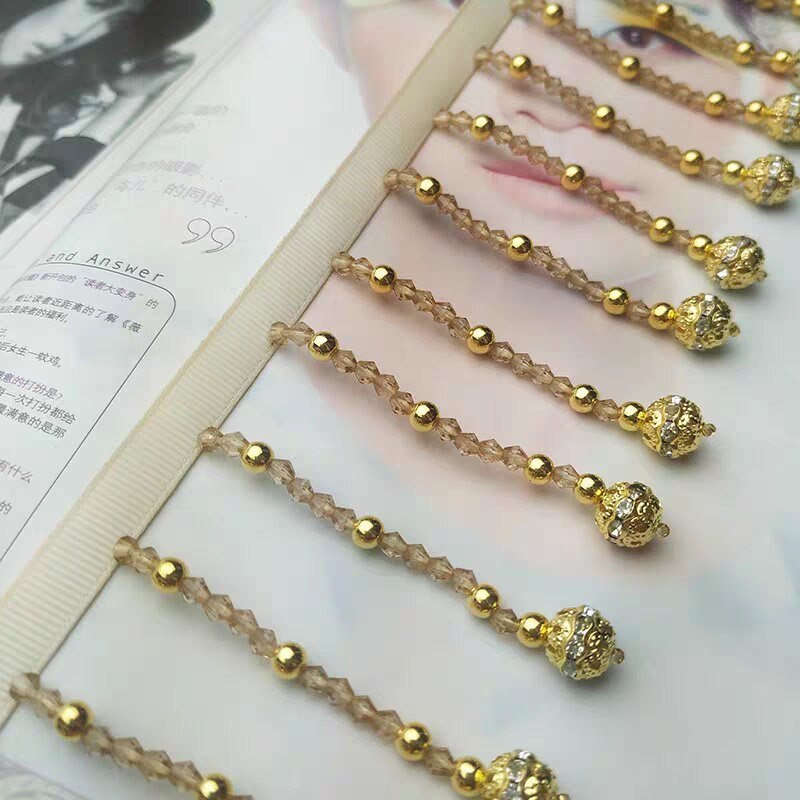 Franges faites main, 90 cm de long et 8 cm de large, ornées de strass, de boules et de perles de cristal. Idéales pour décorer une robe, un rideau ou tout autre objet de décoration.