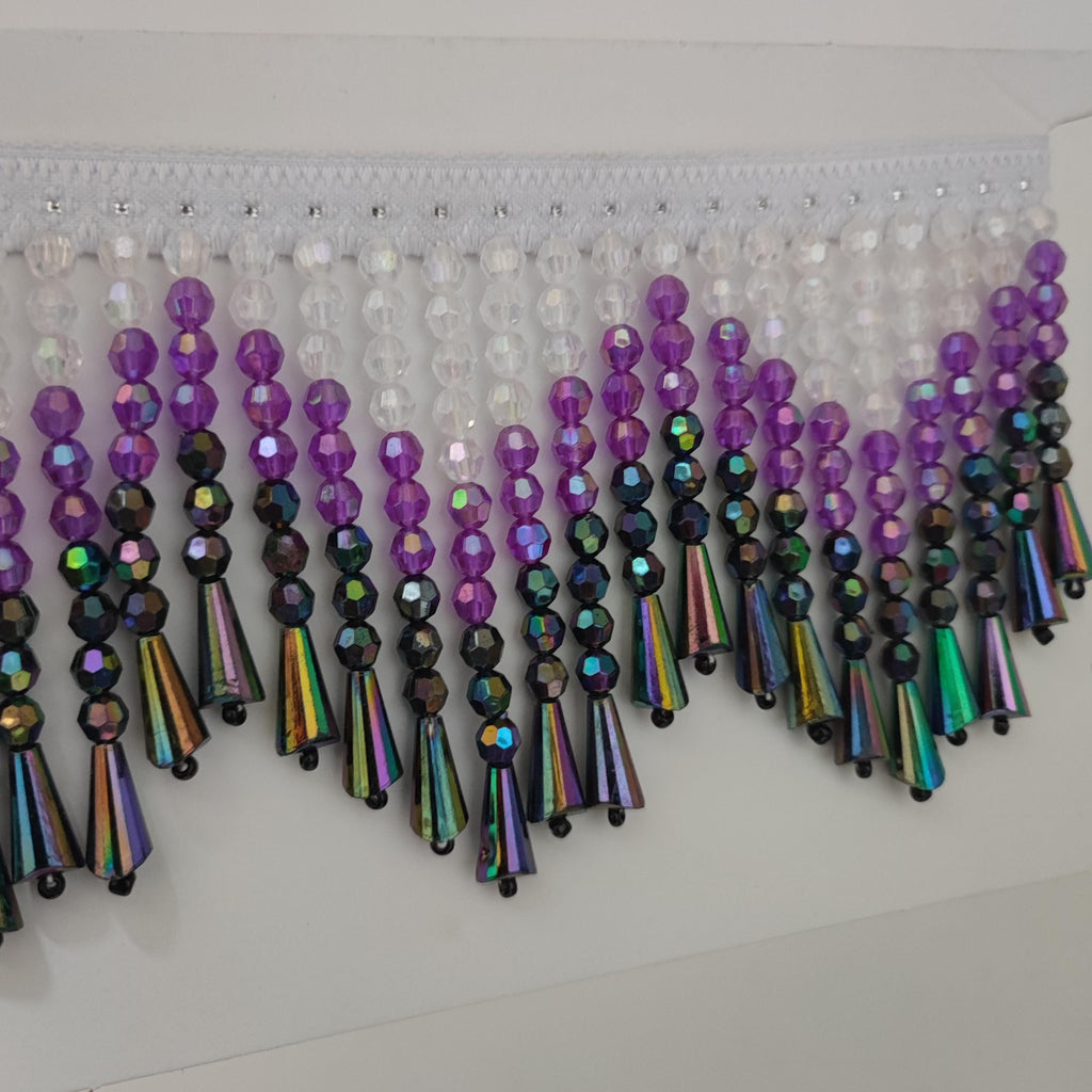 Handgemaakte kralenfranje van 1 meter lang en 9 cm breed met een ombré-effect in paars, geschikt als lampenkapfranje of voor het maken van een gordijn of kostuum.