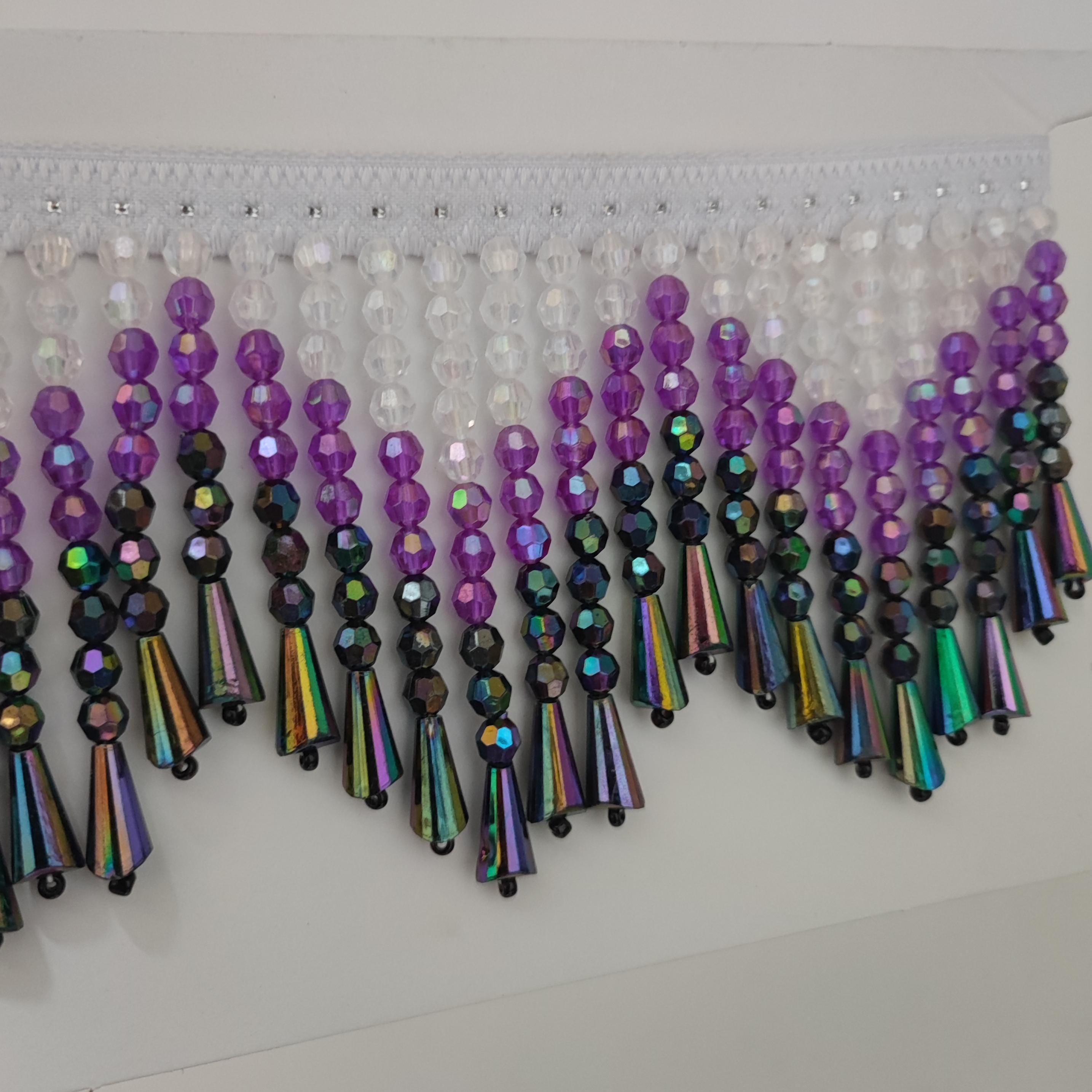 Handgemaakte kralenfranje van 1 meter lang en 9 cm breed met een ombré-effect in paars, geschikt als lampenkapfranje of voor het maken van een gordijn of kostuum.