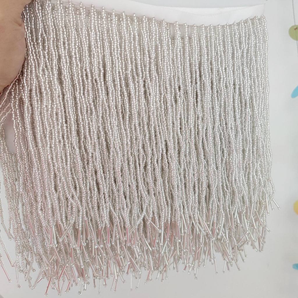 15 cm lange kralenfranje: zilverkleurige zaadkralen en lange buisvormige kwastjes, kleuren op maat, 4,5 meter