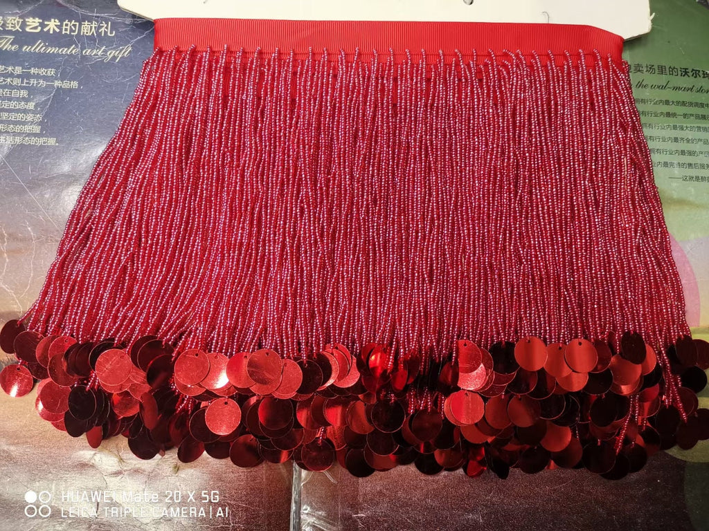 Frange perlée de 15 cm de large avec sequins et perles, idéale pour décorer robes, costumes et abat-jour. Couleurs disponibles : argent, or, vert, noir, rouge, marron. Possibilité de personnalisation (autres couleurs).