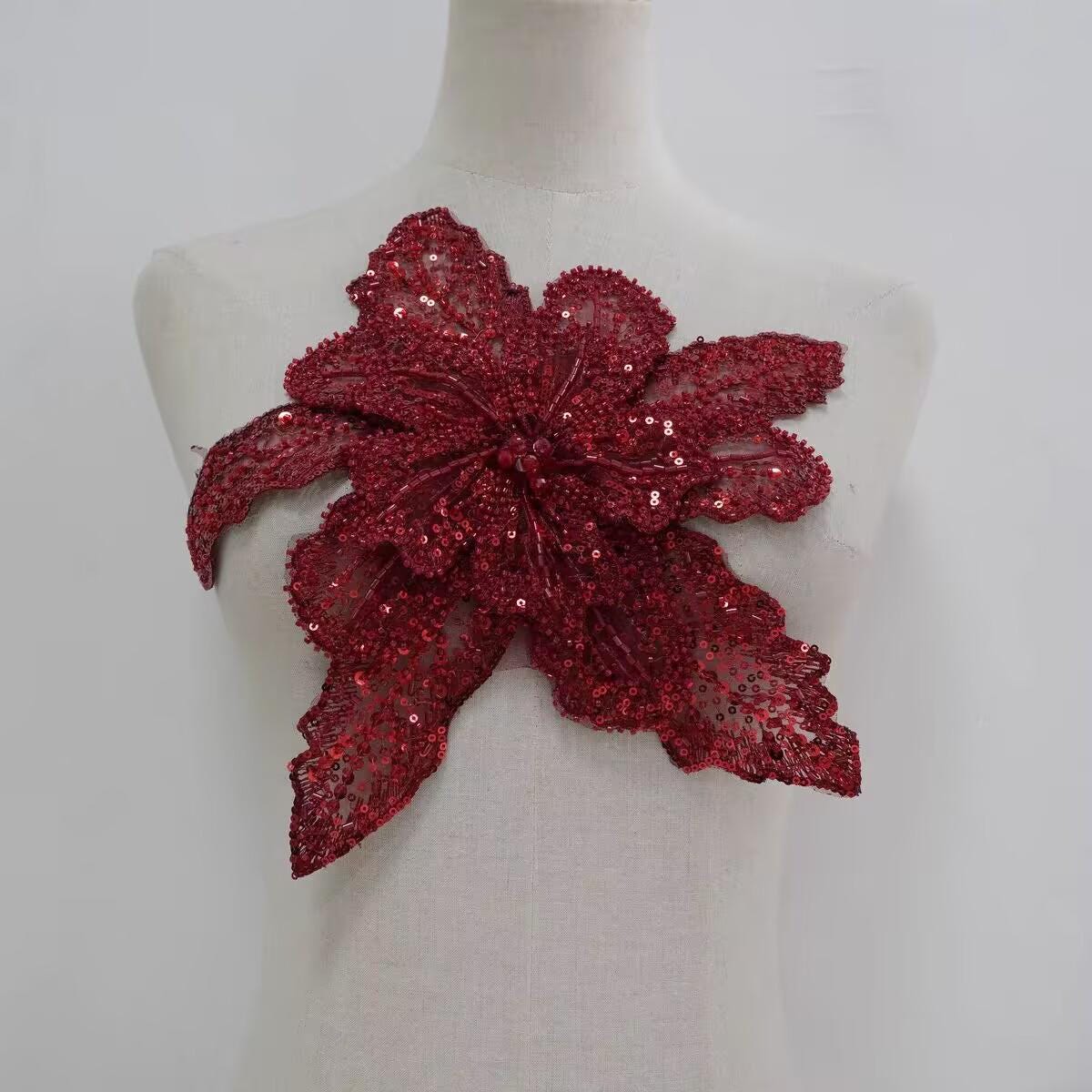 Handgemaakte kralen bloemenapplicatie met strass-steentjes en pailletten (29 cm)