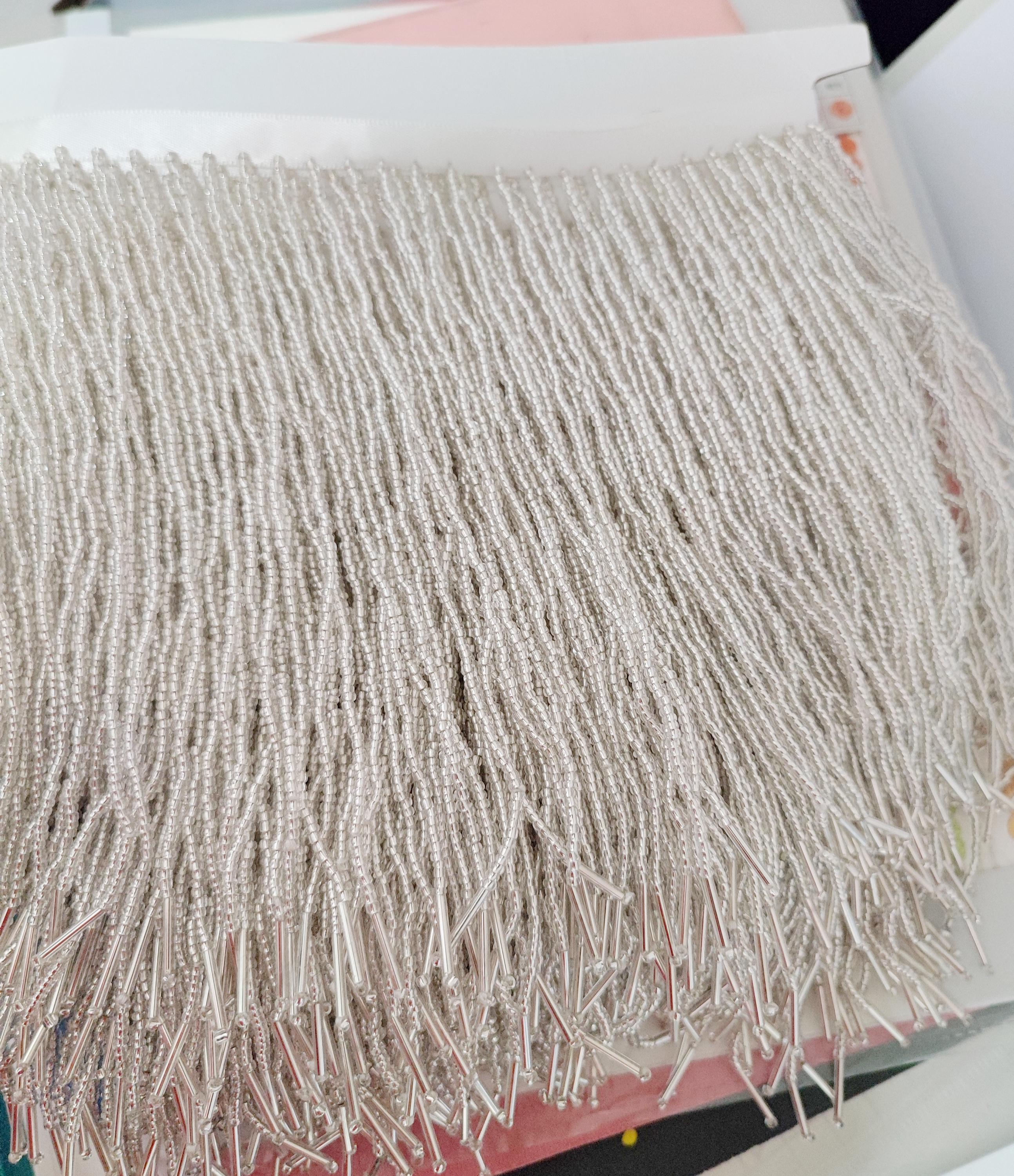 Frange perlée de 15 cm : perles de rocaille argentées et longs pompons tubulaires, couleurs sur mesure, 4,5 m