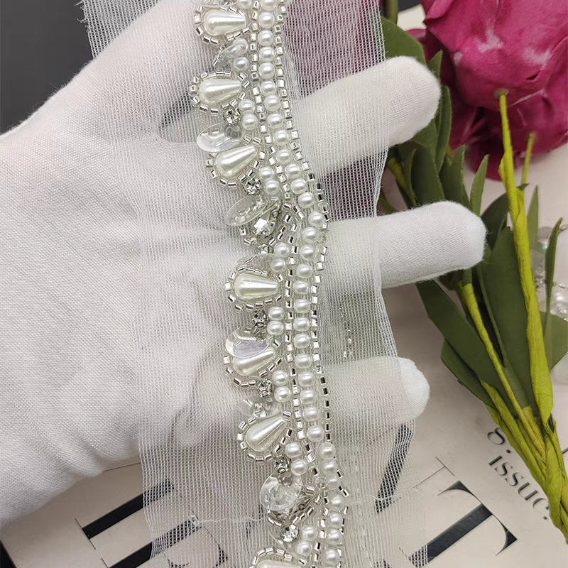 Bordure en dentelle faite main avec perles et rocailles : embellissement pour costume de mariée