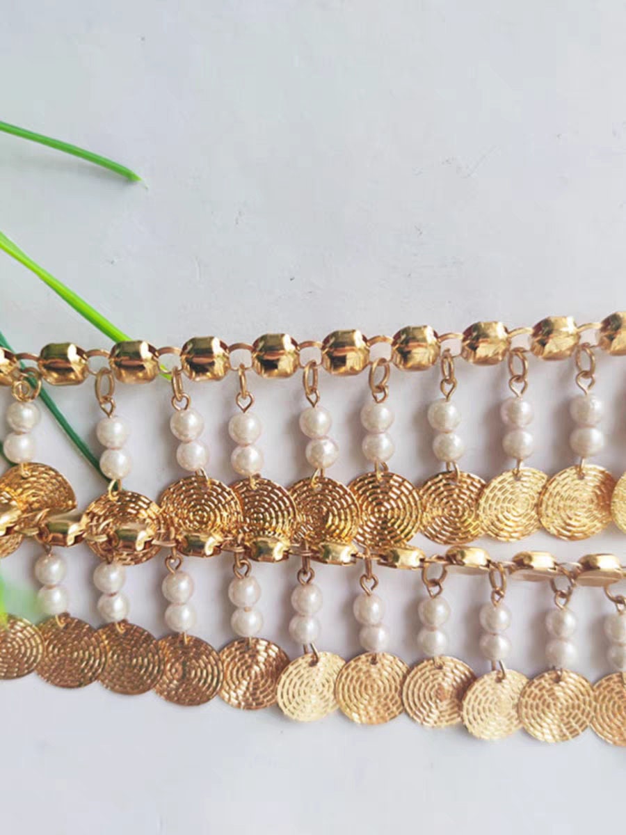 Frange faite à la main, de 91 cm de long et 4 cm de large, ornée de perles et de sequins métalliques dorés.