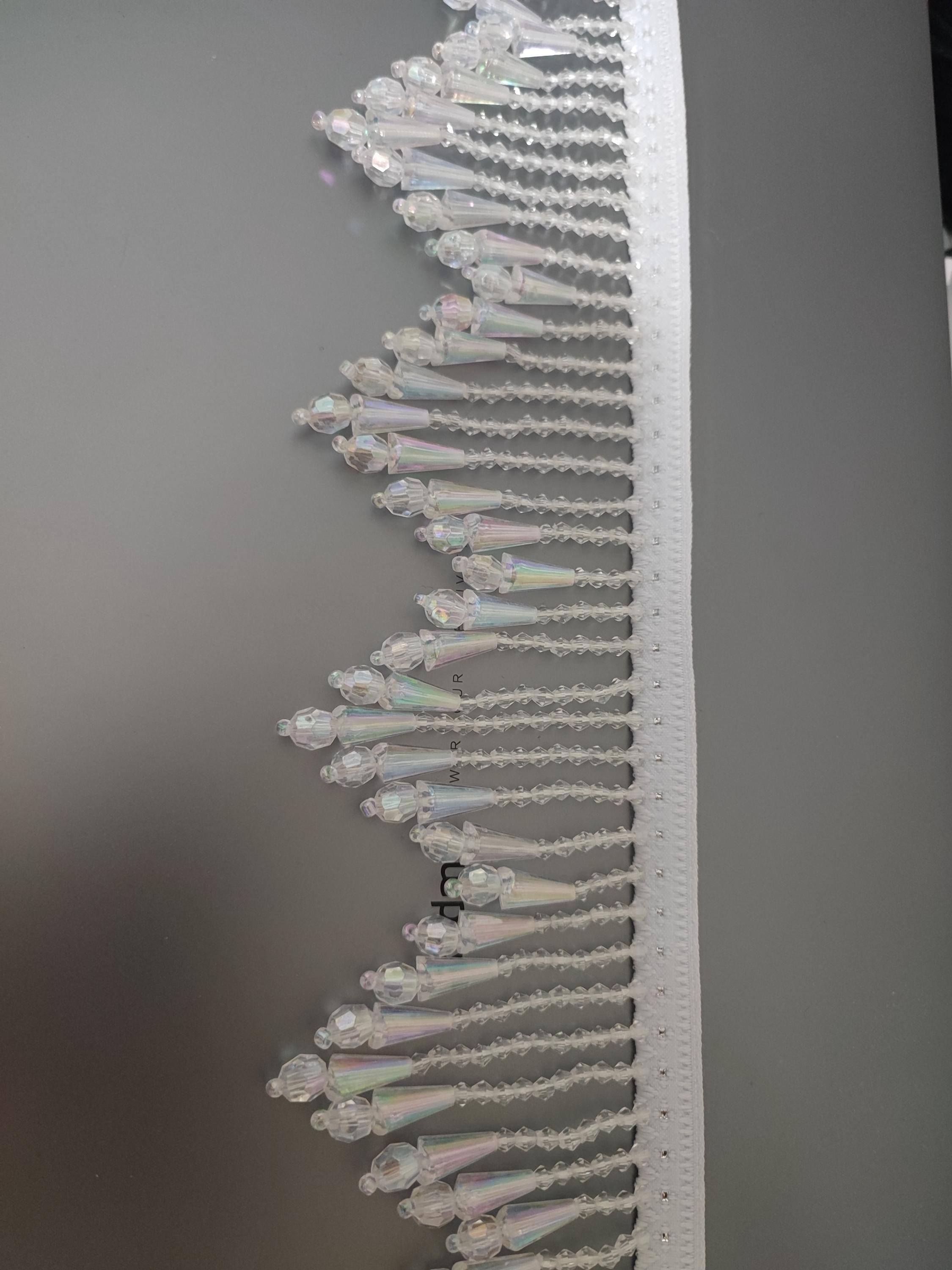 Handgemaakte franje van 1 meter lange en 8 cm brede iriskralen van transparant plastic met een chevronpatroon, geschikt voor lampenkappen, gordijnen, naaiprojecten en decoratie.