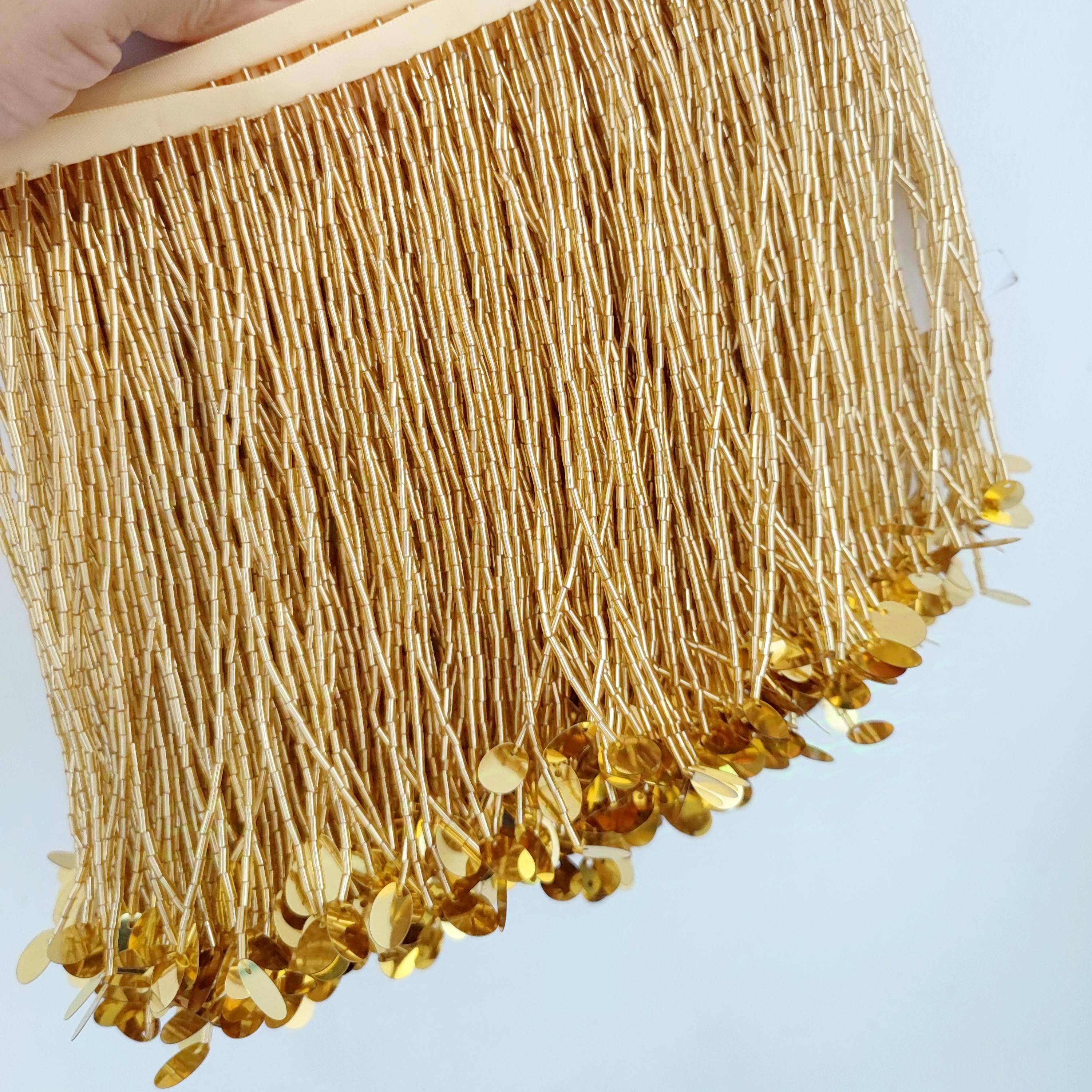 Handgemaakte franje van 90 cm lang en 15 cm breed met gouden kraaltjes en pailletten, geschikt als dansgordijn of lampenkap.