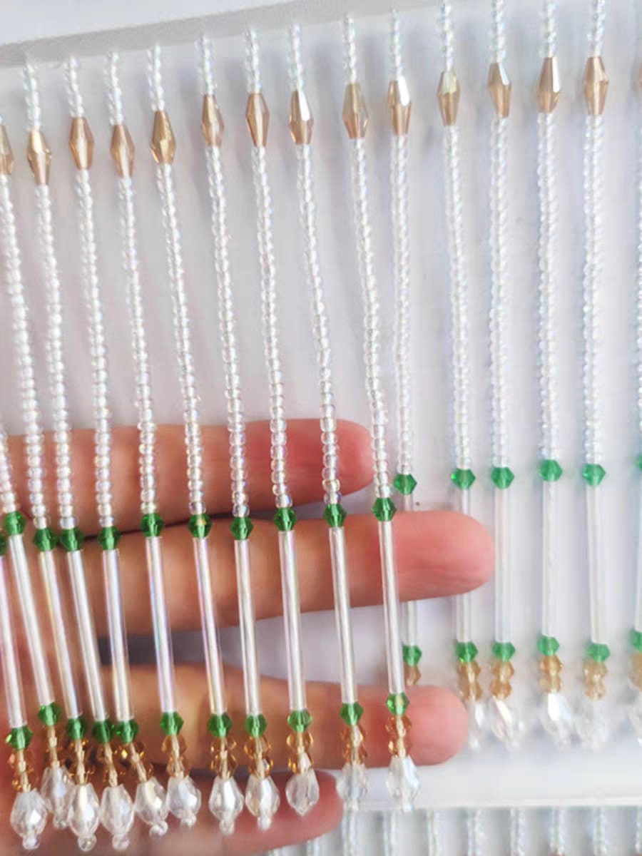 Handgemaakte kralenfranje van 90 cm lang en 15 cm breed, gemaakt van zaadkralen en kristallen kralen, ideaal voor het versieren van een lampenkap. Verkrijgbaar in 2 verschillende kleuren.