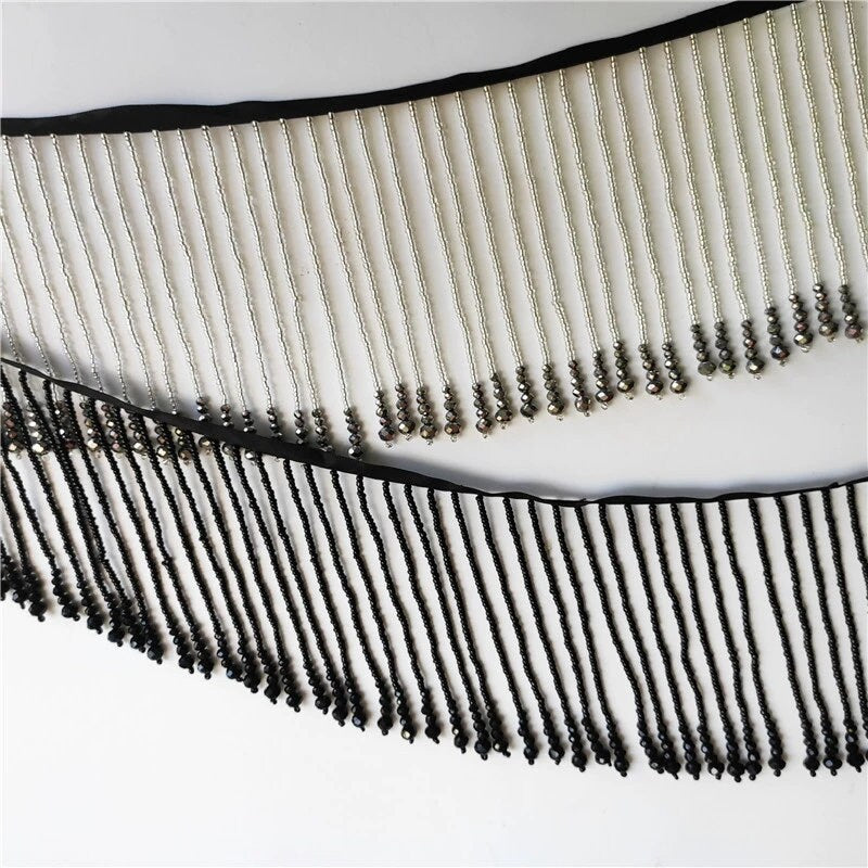 Frange perlée faite main de 90 cm de long et 10,5 cm de large, ornée de perles de rocaille et de perles de cristal. Idéale pour abat-jour, robe de mariée ou rideau.