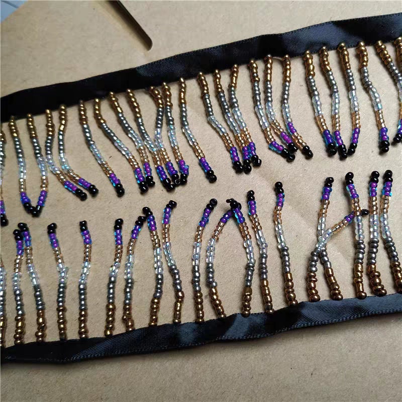 Handgemaakte kralenfranje van 90 cm lang en 3 cm breed, met een mix van twee verschillende slijpvormen, in diverse kleuren.