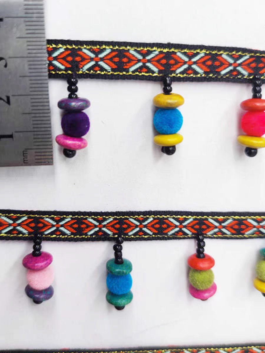 Frange à pompons colorés et perles de bois faite à la main - 90 cm de long