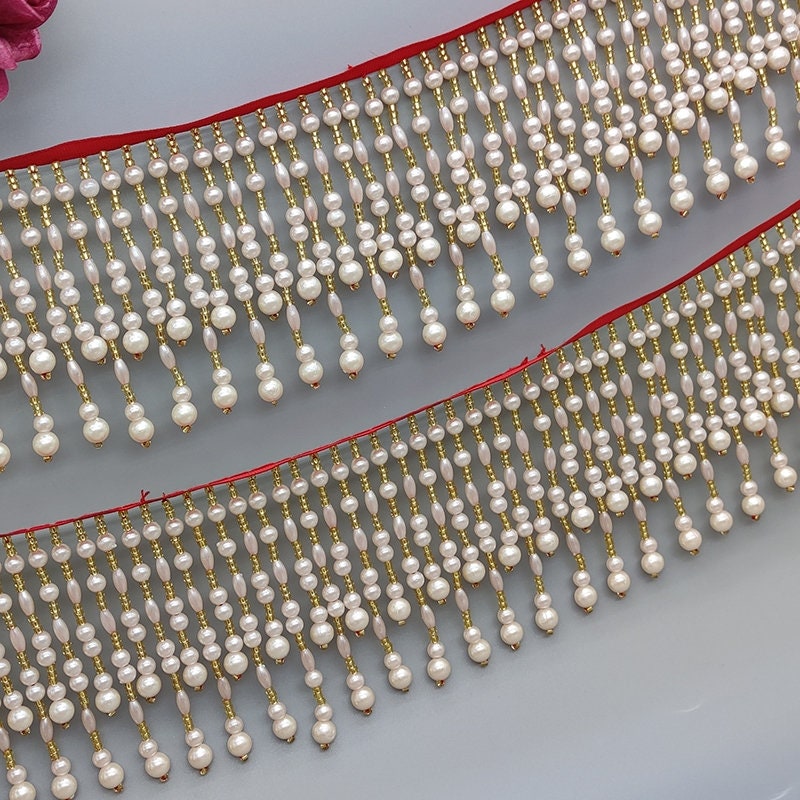 Frange perlée entièrement faite à la main, 90 cm de long et 10 cm de large, en perles de 3 couleurs différentes.