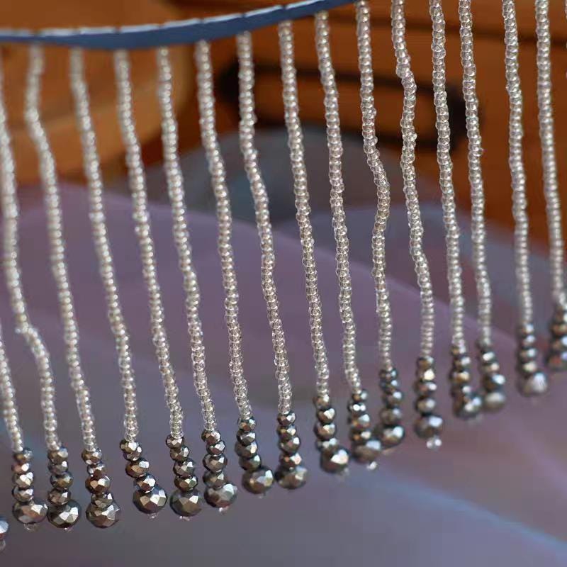 Frange perlée faite main de 90 cm de long et 10,5 cm de large, ornée de perles de rocaille et de perles de cristal. Idéale pour abat-jour, robe de mariée ou rideau.